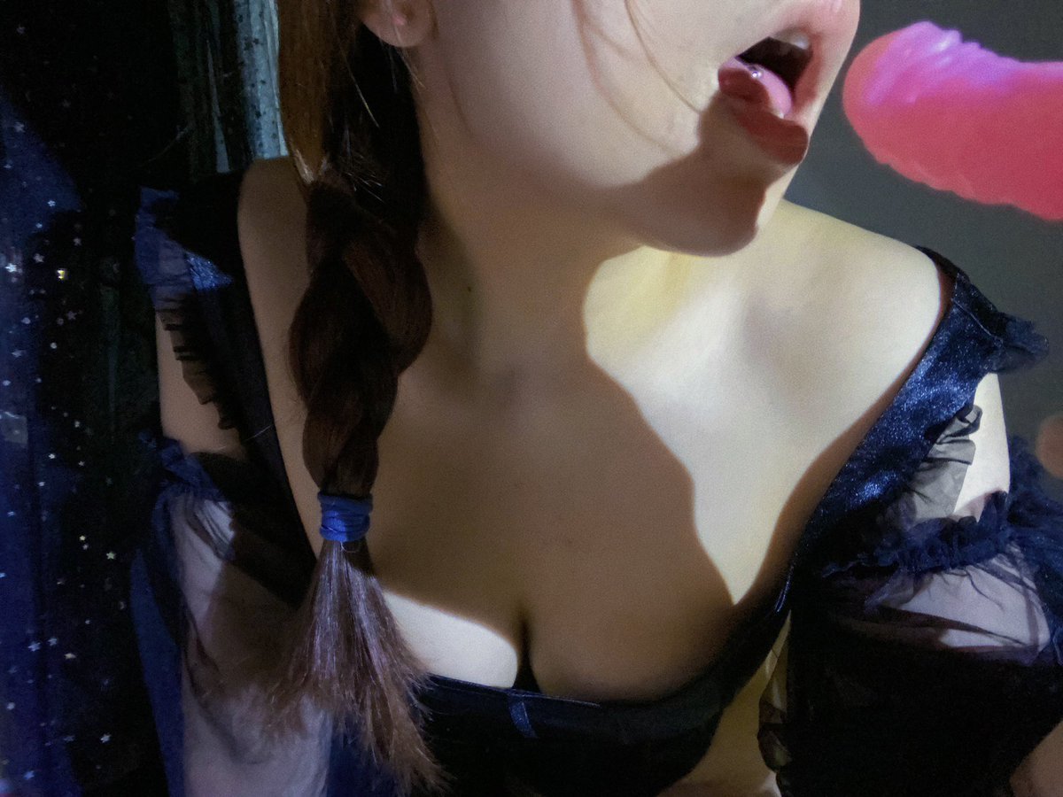 在薄暮森林和危图丽丝沙漠的交界处，青涩的摩洛遇到了一位在旅行中的神秘魔女…
拿到了@nothosaur10 家的摩洛，配色选了我最喜欢的醉仙桃，粉色三色渐变还带偏光真的巨美丽。手感是QQ弹弹软软的，纹路很清晰，捏起来很快乐～
总之就是各种意义上都非常解压.jpg https://t.co/BWr0RflApS