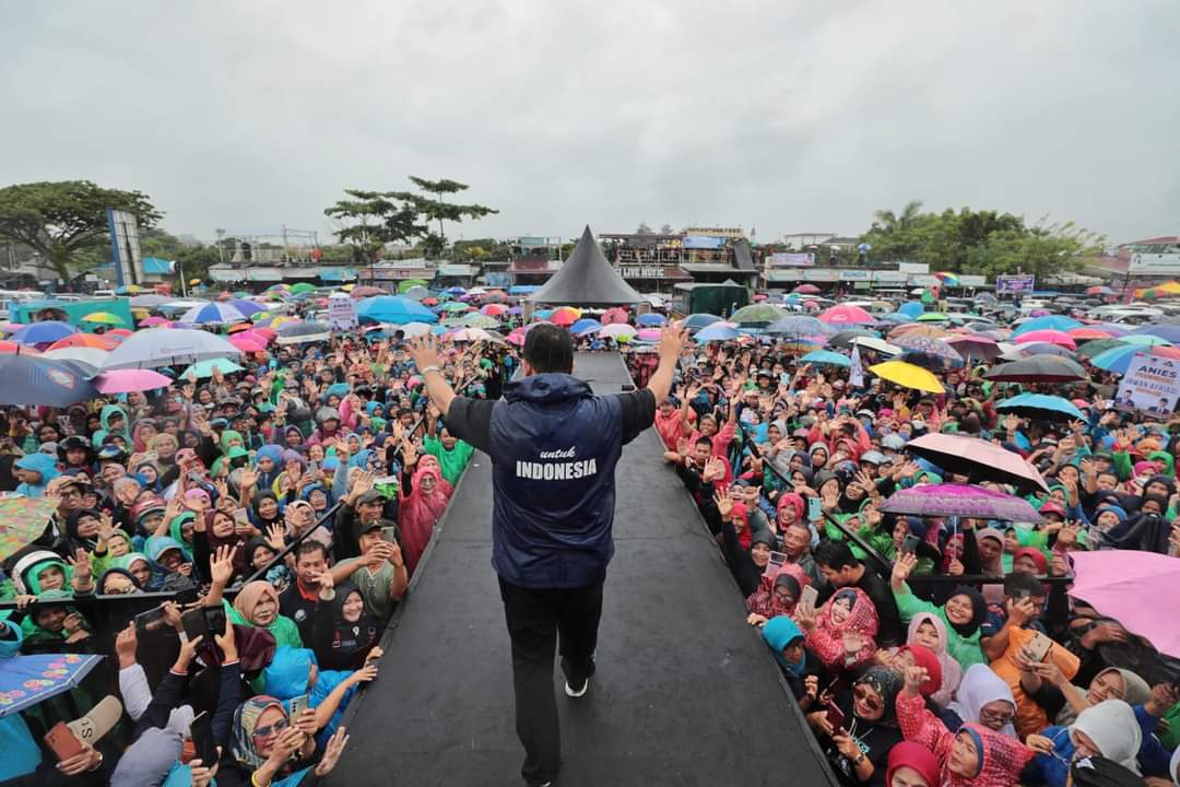 Mereka datang dari berbagai penjuru. Bukan karena uang, bukan karena sembako. Mereka datang karena harapan akan datangnya perubahan yang lebih baik. Indonesia yg lebih adil, lebih sejahtera, bersama Anies. Apakah kamu punya harapan yg sama?