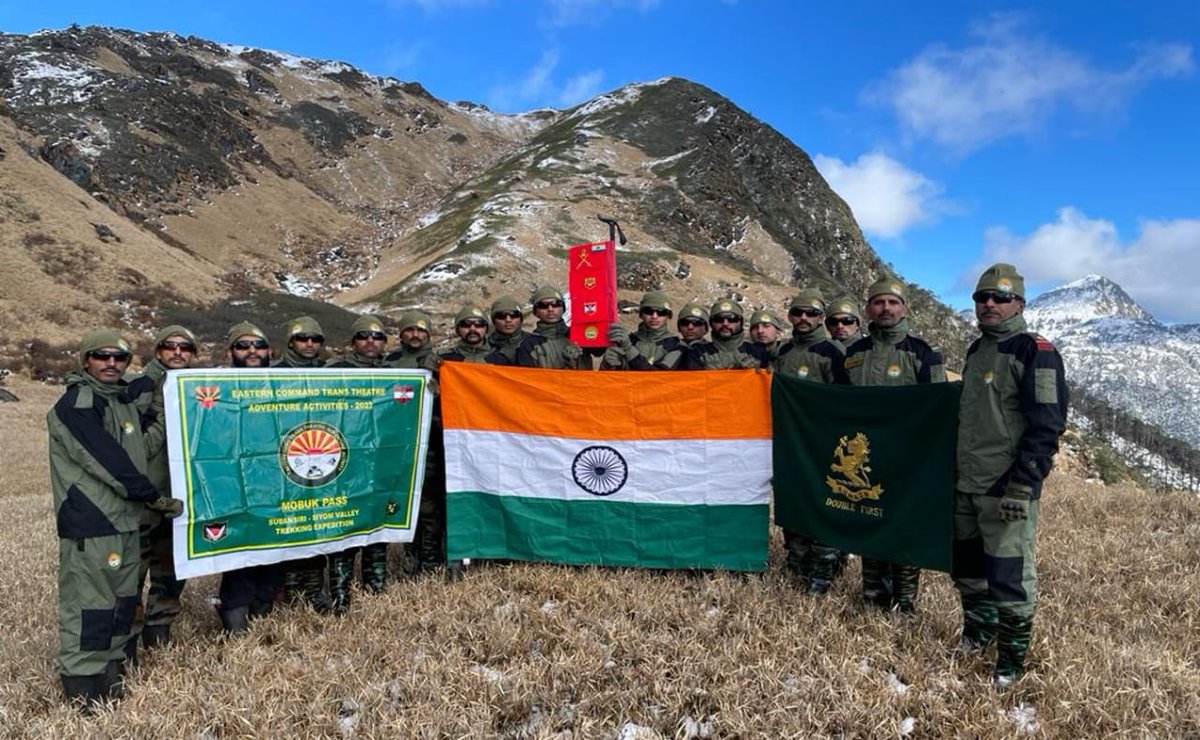 Spearcorps's tweet photo. "The World reveals itself to those who travel on foot”
Trekking team of #SpearheadDivision @SpearCorps flagged in by #GOC #SpearheadDivision after traversing 100kms over challenging terrain in rugged mountains of the land of dawn lit mountains.
#ECTTAA
@easterncomd
@adgpi https://t.co/G5j3u82ToR