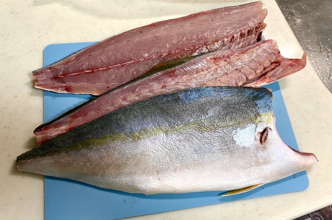 イナダ切ってブリ大根作ってる https://t.co/ft7JgHJqyo 