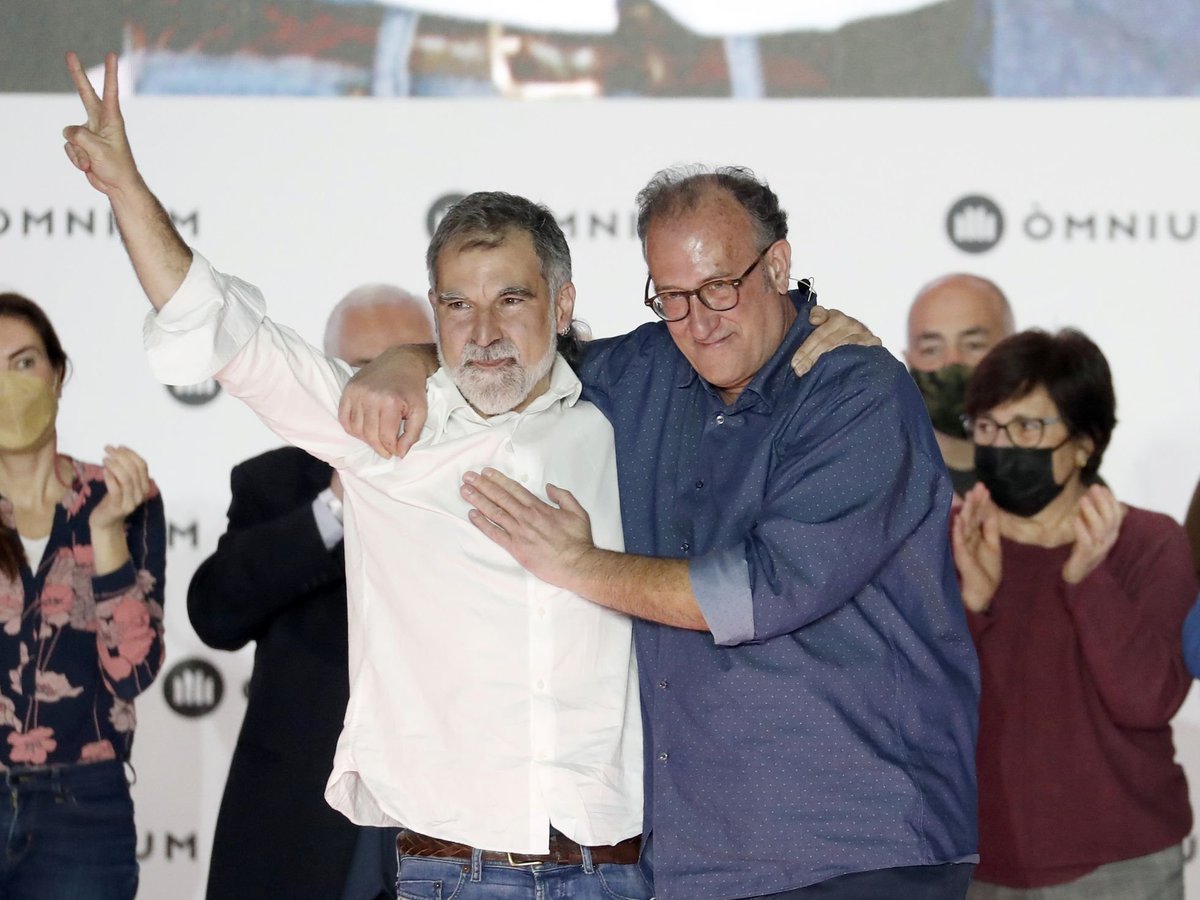 Òmnium Cultural <a href="/omnium/">Òmnium Cultural</a> ingressa 10 milions de quotes que desgraven, se'n gasta 4 en sous, 5 en altres despeses de funcionament (lloguers, professionals diversos...), mig milió en amortitzacions i altres, finalment només queda mig milió per a ajuts i premis. Una gran menjadora.