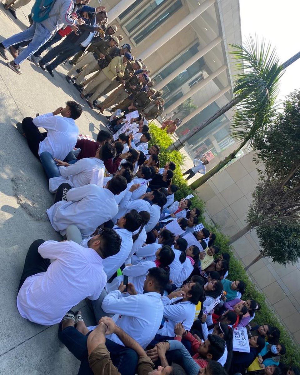 rdarohtak's tweet photo. Salute to these brave hearts for saving the democracy.KCGMC students stopped by police for they want to speak with Hon’ble speaker.We request the @cmohry to resolve this issue asap
 @cnn @ndtv @haryananewslive @zeenews @bbcnews @bbcnewsindia @FordaIndia @FAIMA_INDIA_ https://t.co/XtpPDvfI0h
