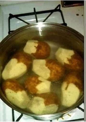 josbuar1968's tweet photo. Envio un wuhassap al meu fill dient-li,  sobre el taulell de la cuina hi ha una bossa de patates, pelen la mitat I pose-les  a bullir, arribo i em trobo això. https://t.co/698DYRzNcH