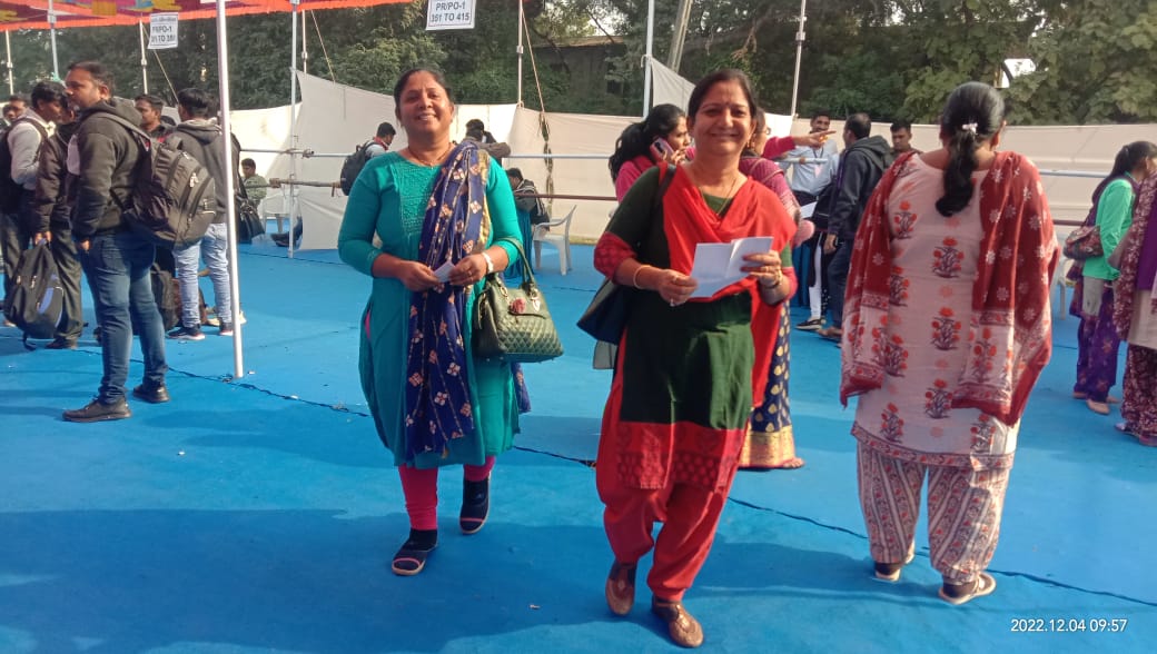 DeoSecondary's tweet photo. ગુજરાત વિધાનસભા ચૂંટણી-2022 , લોકશાહીના અવસરને ઉજવવા આનંદિત અને ગૌરવપૂર્ણ ચહેરા સાથે પોતાની ફરજ પર હાજર બહેનો. સંખેડા વિધાનસભા મતવિસ્તાર છોટાઉદેપુર 
@CEOGujarat
@collectorcu
@DDOCUdepur
@DydeoC https://t.co/uao7SPTpyd