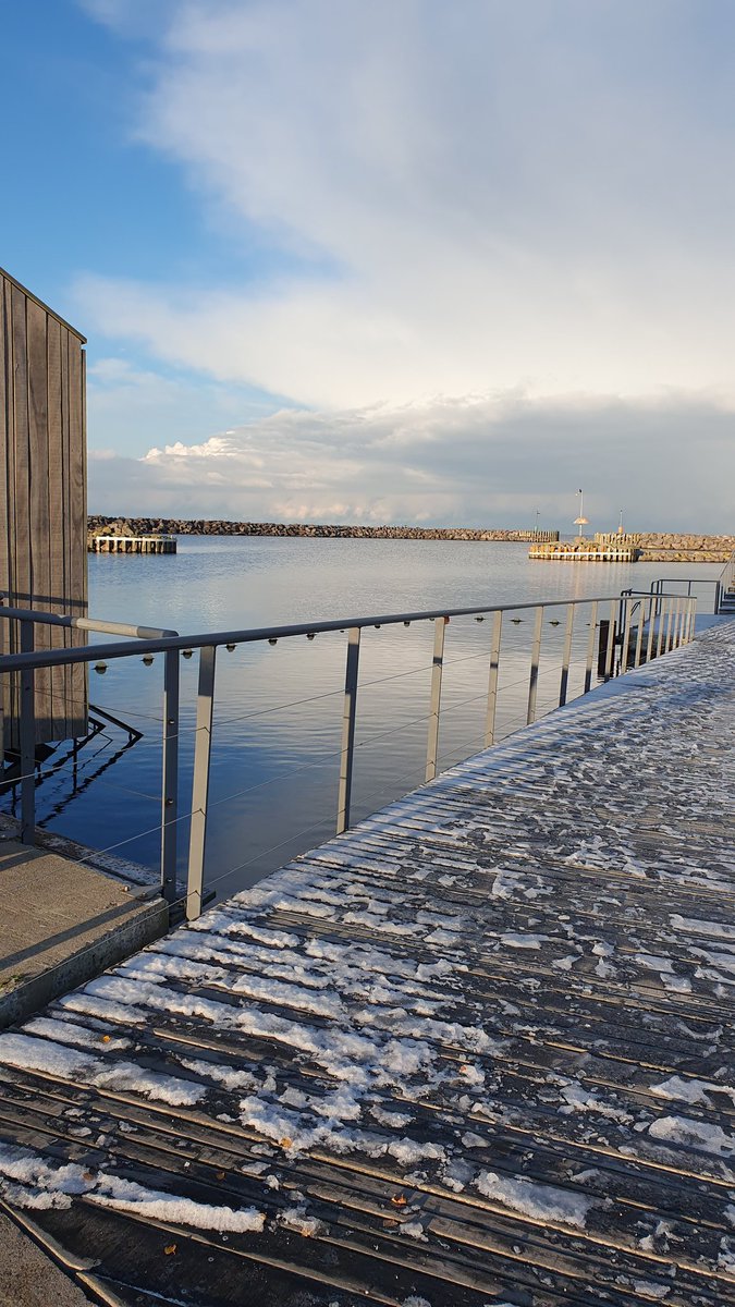 IpsenJesper's tweet photo. Luften er 2.3 grader varm. Vandet er 7.5 græder varmt..
Vi nærmer os den rigtige temperatur
#vinterbader #bornholm #detsågodt. https://t.co/qzHomXklDF