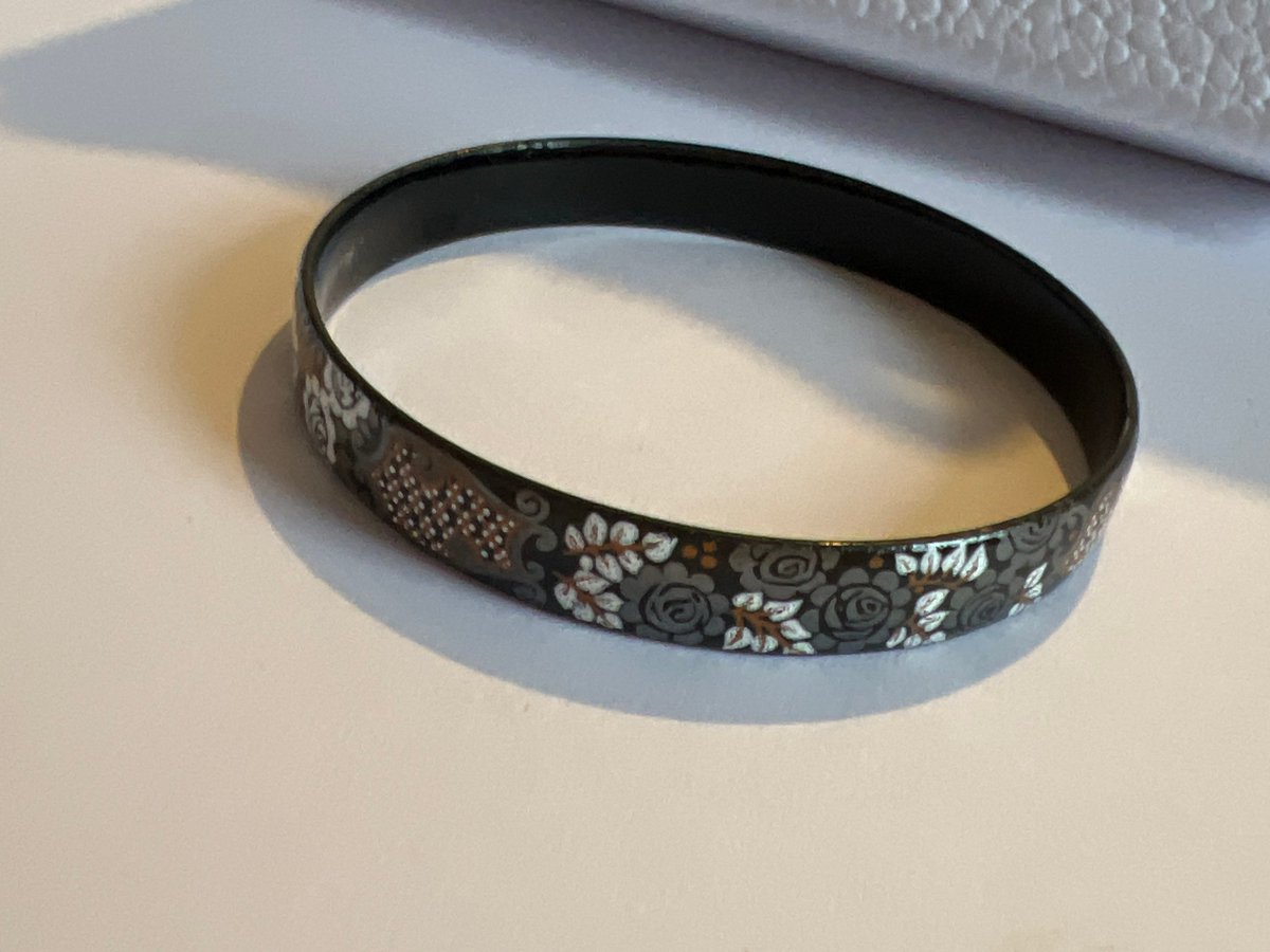 loveretrocrafts's tweet photo. Michaela frey vintage enamelled bangle https://t.co/KhEAhzx5bT #black #goldbangles #costumejewellery #blackandgoldename #statementbangle #michaelafreyjewell #michaelafreybangle #michaelafreyvintag #enamel https://t.co/LCS6TEHaBa