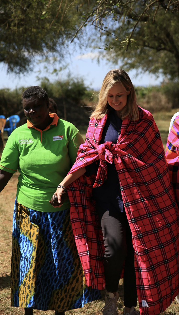 Kenya & it’s women are extraordinary! These women are part of a farming collective adopting FMNR, Farmer Managed Natural Regeneration, an education program from @WorldVisionAus teaching sustainable practices that will have a long lasting positive impact on the land and climate