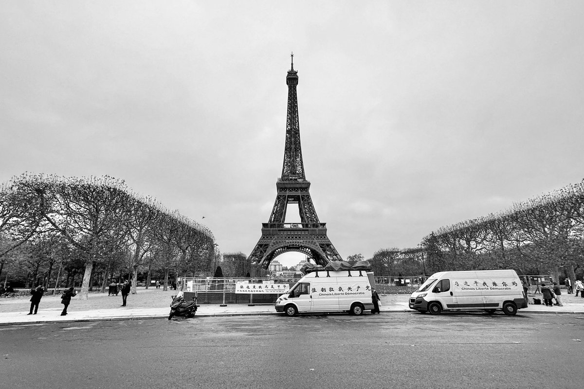 CoCo_CPPC's tweet image. 法国同事昨天在巴黎拍到的。。
不代表所有在法华人的意见，但是后半句反习近平估计绝大多数人同意。。虽然口号脏了点。。