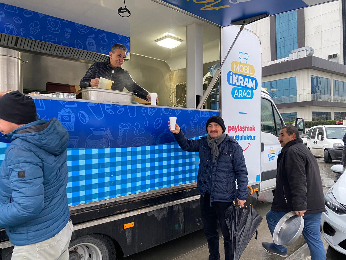 Bağcılar İlçemizde Haftasonları Yapılan Motorlu Taşıtlar Sürücü Kursu Direksiyon Sınavlarında Sınava giren adaylarımıza, görevli öğretmenlerimize ve usta öğreticilerimize Bağcılar Belediyemiz tarafından çay,çorba ve su ikramına yapılmaktadır. Bağcılar Belediyemize teşekkür ederiz
