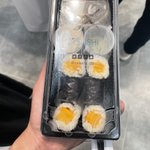 カタール来て食べられそうなお寿司買ったら、マンゴー巻きだったｗ
