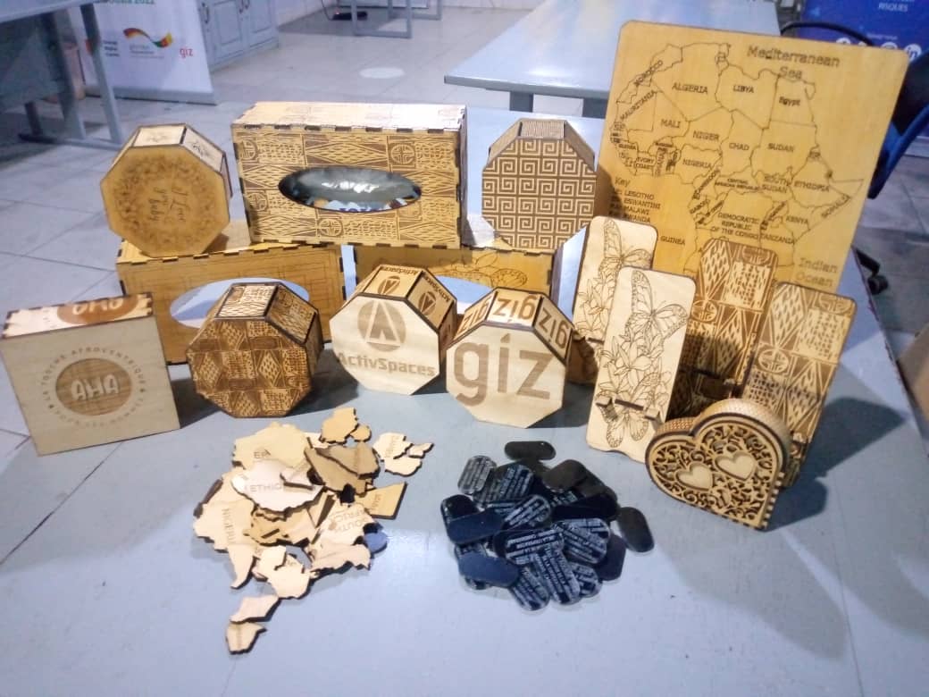 ActivSpaces's tweet photo. ActivShop(#makerspace) 🧰🗜️ sera au rendez-vous mercredi prochain pour présenter tout ce qui est déjà possible de faire grâce aux formations et équipements reçus par le PRADEC/GIZ. Vive la coopération germano-camerounaise 🇨🇲🇩🇪🇨🇲🇩🇪 https://t.co/jxyNxlgPPu https://t.co/puydQwplLE