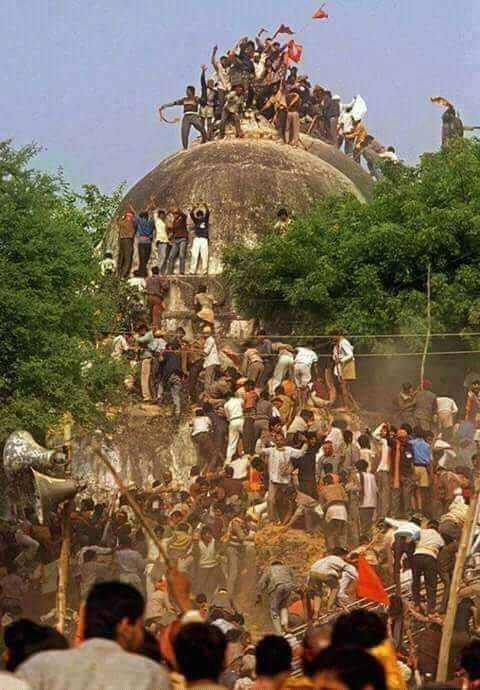 GuleRamdas's tweet photo. #_६_डिसेंबर_१९९२
#_बाबरी_मश्जिद_विध्वंस
हे काम करण्यामागे आमचा काहीही हात नाही-भाजपा
याच्याशी आमचा कोणताही संबंध नाही-RSS
जर बाबरी माझा शिवसैनिकांनी पाडली असेल तर त्याचा मला अभिमान आहे-#_हिंदुह्दयसम्राट_बाळासाहेब_ठाकरे.
सप्रेम जय महाराष्ट्र https://t.co/YcPSZWL2xY