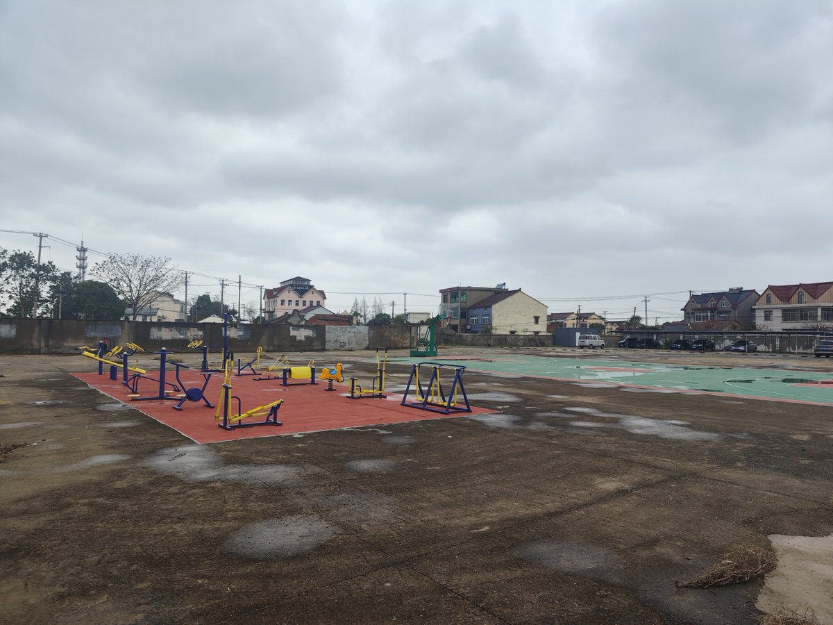 jaapgrolleman's tweet photo. If there’s ever a post-apocalyptic world, I think it’ll look like the outskirts of Shanghai’s Pudong district. On my ride, I see fishers, goats, highrises, and empty playgrounds. https://t.co/p0EEIt18vK
