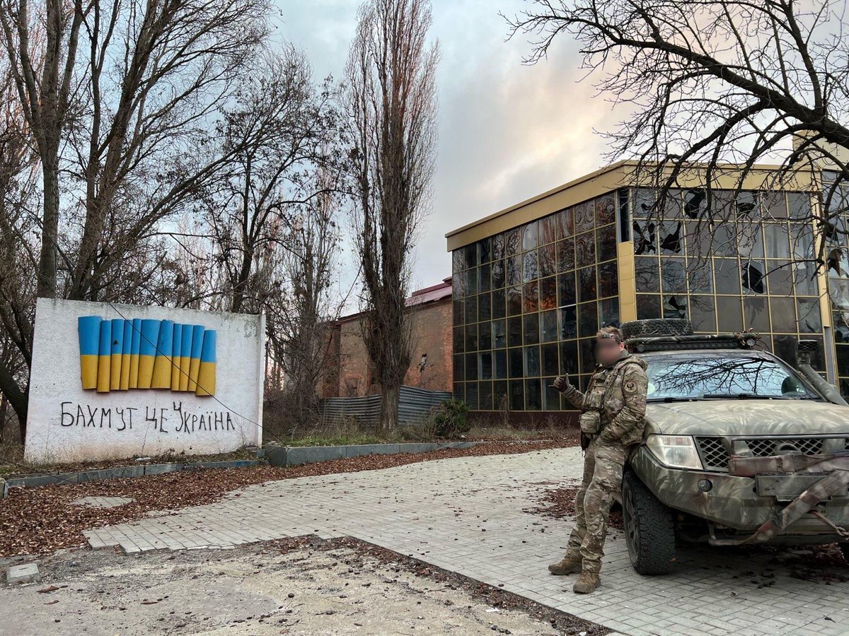 SecOutlines's tweet image. Naše @k_cernoskova posílá první střípky z ukrajinského #Bakhmut , kde mimo vojenské techniky, personálu a zničených budov příliš mnoho nezůstalo.