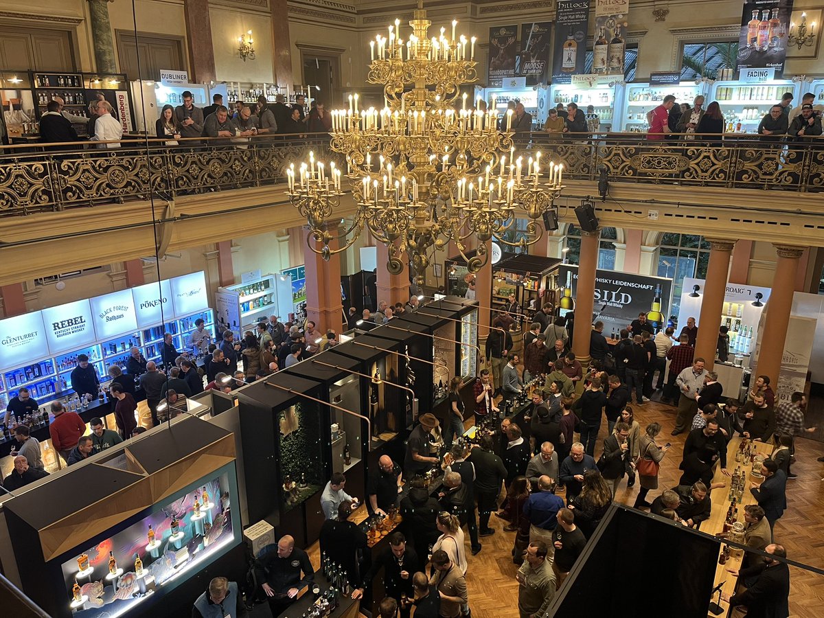 WolfgangFRothe's tweet photo. Auch heute einiges los. #InterWhisky #whisky #whiskey #WhiskySanta https://t.co/U3NWDOAP0c
