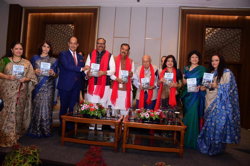 FoundationPK's tweet photo. किताब लखनऊ में प्रेम प्रकाश की पुस्तक 'रिपोर्टिंग इंडिया' का विमोचन. अतिथि उत्तर प्रदेश के उपमुख्यमंत्री श्री ब्रजेश कुमार पाठक जी और श्री केशव प्रसाद मौर्य जी के साथ मालिनी अवस्थी. @pp1931 @brajeshpathakup @maliniawasthi @TajHotels @ehsaaswomen @smitaprakash @JagranNews #Lucknow https://t.co/LP5FYPQ3fK