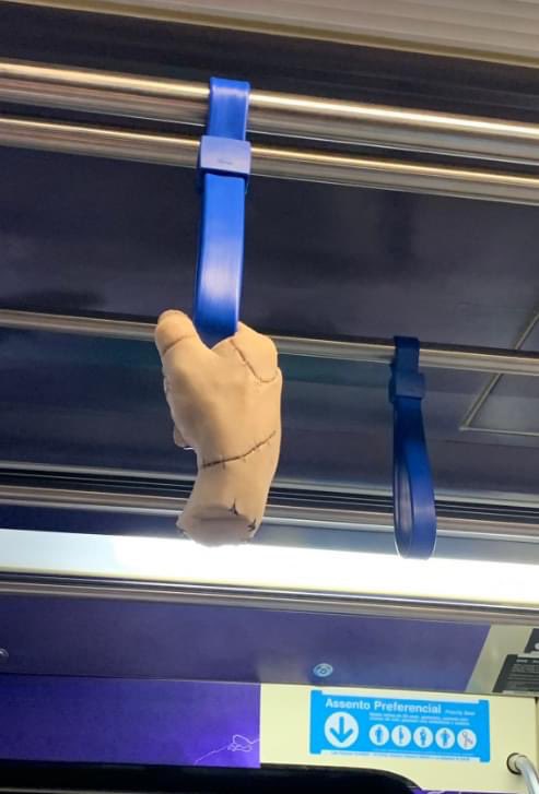 choquei's tweet photo. 🚨SÉRIES: A divulgação de “Wandinha” feita pela Netflix no metrô de São Paulo. A voz da protagonista também é a que indica a próxima estação. https://t.co/k6YkTpgLOV