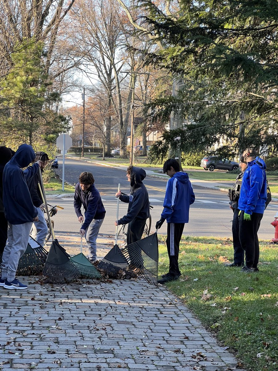Coachmartinez92's tweet photo. SPF Raider Wrestling team hard at work giving back to the community. Volunteering on a Sunday morning to clean leaves from our senior citizens lawns in Fanwood. #ProudCoach @SPFProud #giveback https://t.co/Q1J5bEElsH