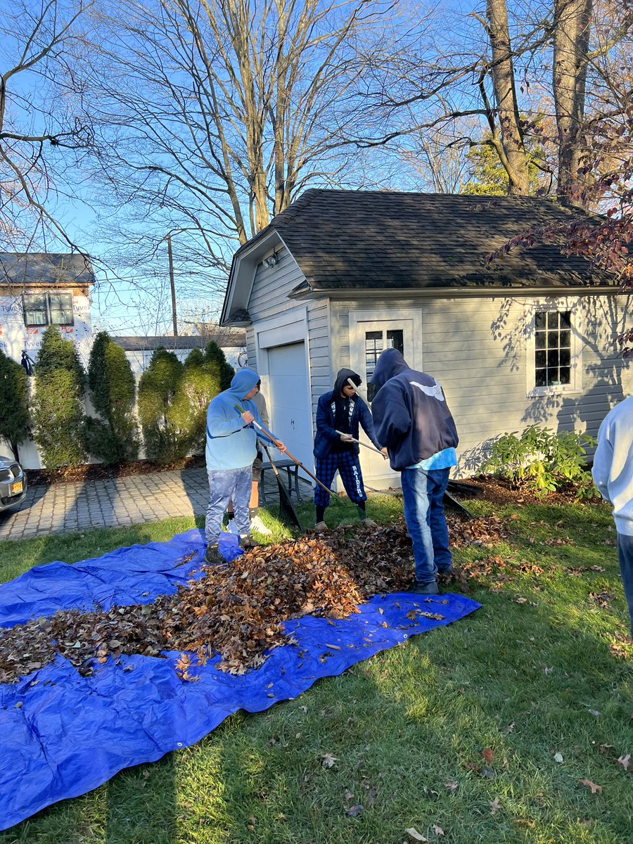 Coachmartinez92's tweet photo. SPF Raider Wrestling team hard at work giving back to the community. Volunteering on a Sunday morning to clean leaves from our senior citizens lawns in Fanwood. #ProudCoach @SPFProud #giveback https://t.co/Q1J5bEElsH
