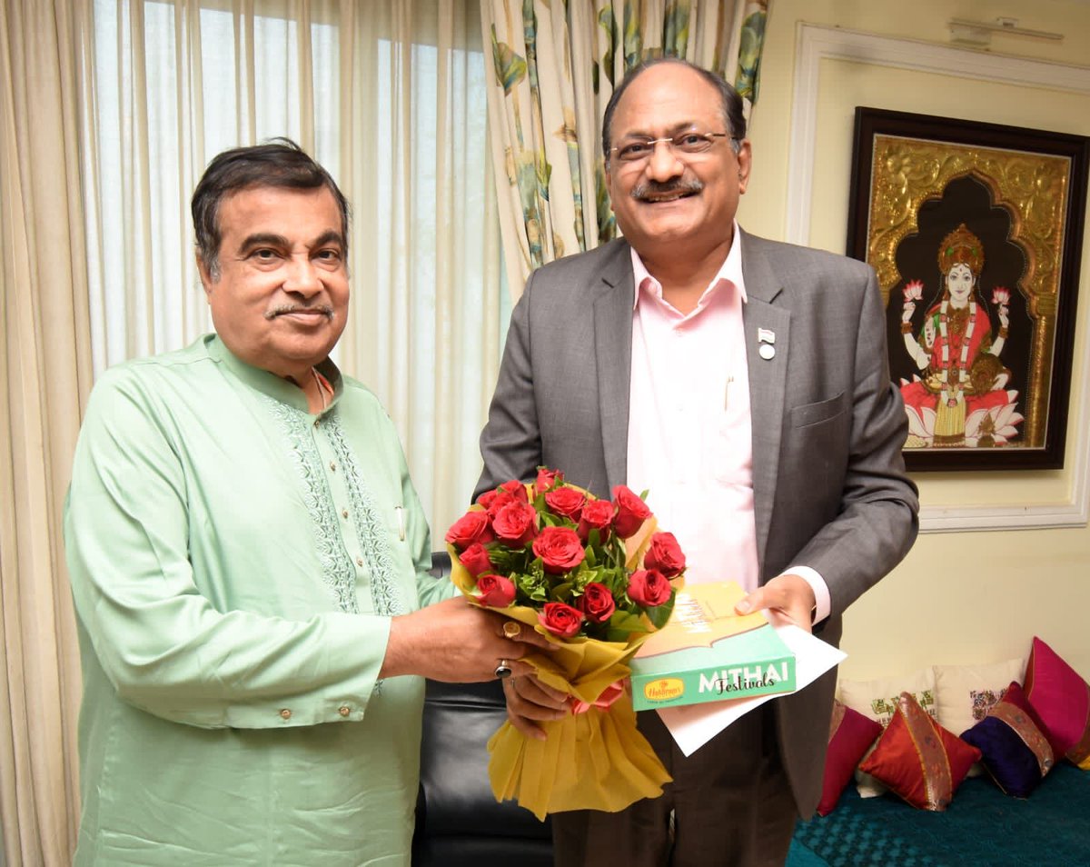nitin_gadkari's tweet photo. Another feather in the cap ! 

Heartiest Congratulations to Team NHAI and Maha Metro on achieving the Guinness Book of World Record in Nagpur by constructing longest Double Decker Viaduct (3.14 KM) with Highway Flyover &amp; Metro Rail Supported on single column. #GatiShakti 
@GWR https://t.co/G2D26c7EKn