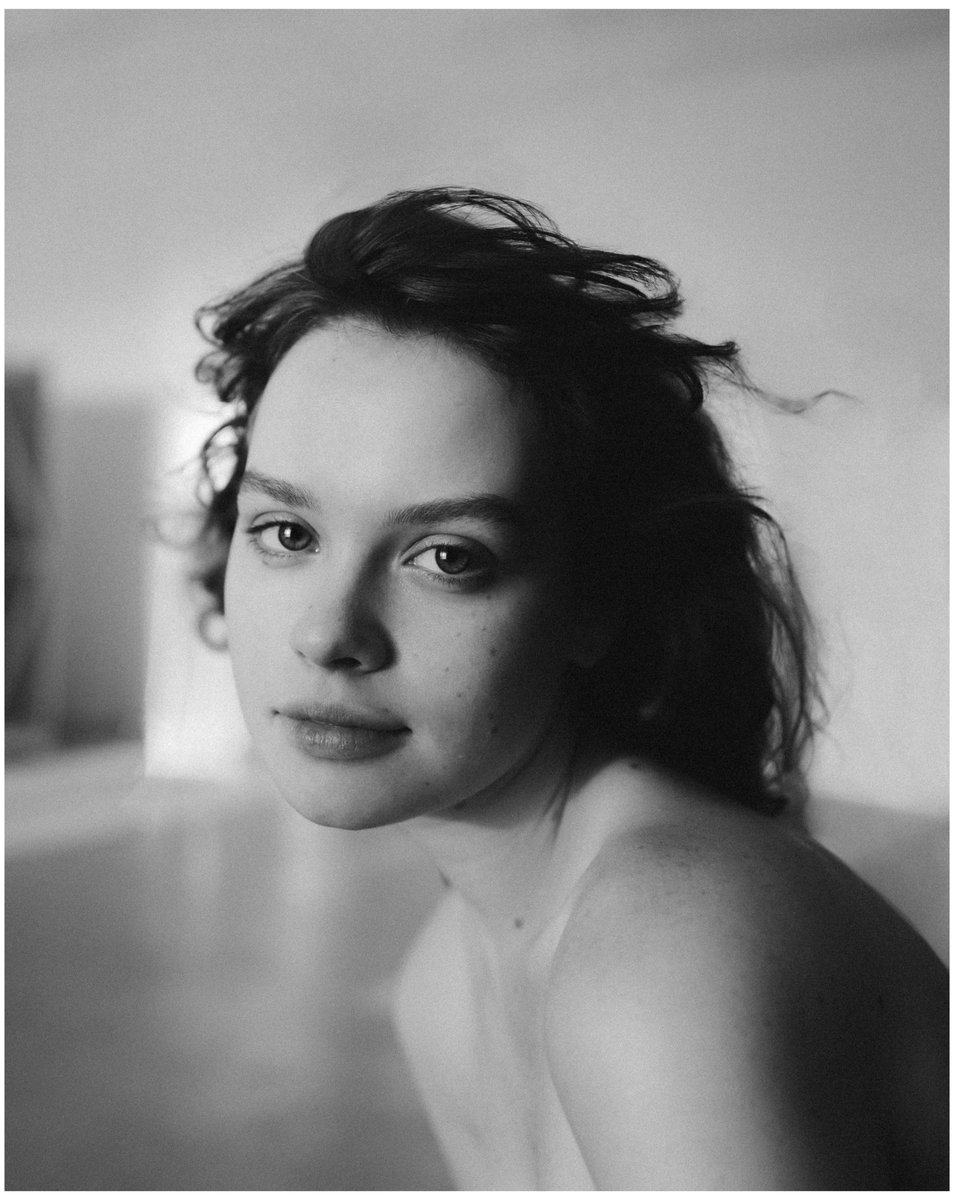 dianaonchain's tweet photo. my photography is stripping souls naked 🗡️ gm https://t.co/XdLCIdlhvv