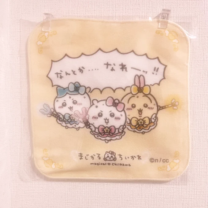 推し活の味方100均👏🏻
挟めるデコレーションピックでまじかるハンドタオルを壁に🐱✨
壁に穴開けたくない人には粘着タイプの両面テープも🐱我が家はこれで飯店のランチョンマットを軟質ケースに入れて飾ってます

※賃貸で壁の穴開けや壁紙材質について心配な方はご自身でお調べください🐱✨ 