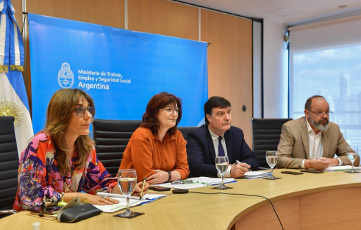 elcoheteluna's tweet photo. CONSEJOS PARA EL SALARIO
 
El gobierno no define su estrategia: salario mínimo, sumas fijas o bonos
 
Por @martinagarbarz 🚀🌕
 
➡https://t.co/GV95hXiEST https://t.co/ayffyCtNP7