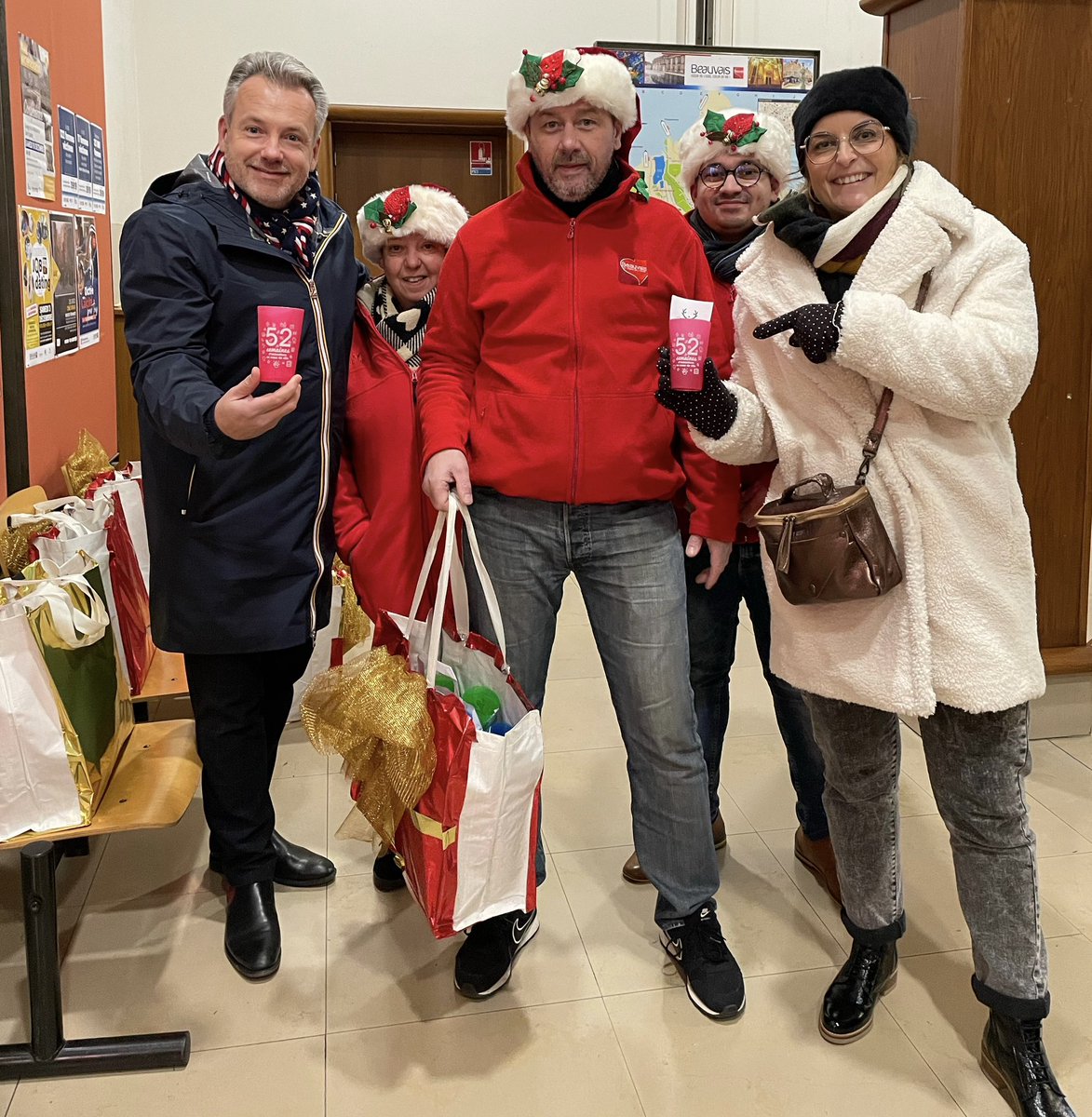 Défendre d'abord le commerce local!Vendredi lors du lancement des féeries a été distribué 3200 bons aux beauvaisiens pour aller boire un verre dans un bar du Centre-Ville de Beauvais.Grâce aux"Lutins"nous avons privilégié les cafés plutôt que d'offrir un pot en mairie