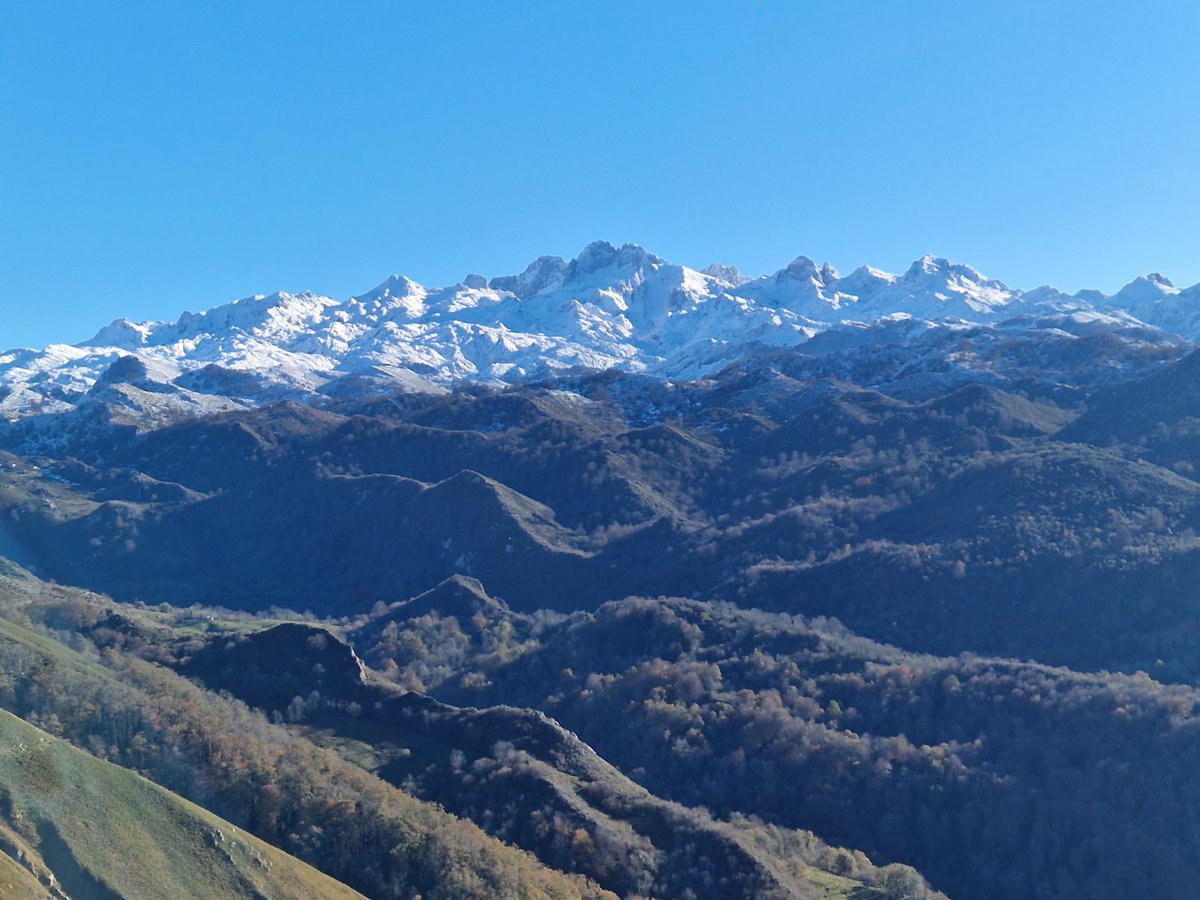 C35368314's tweet photo. @eltiempotpa Completamente despejado y unos 15°C, en Cornón desde la Cruz de Priena #PNPicosdeEuropa https://t.co/yLwaN1IiYi