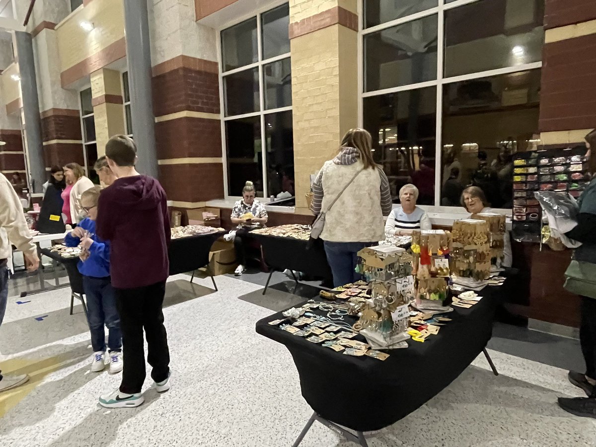 studentofedu's tweet photo. I had a busy weekend supporting my Jay M Robinson Family. Friday, we had our first ever Winter Bazar where we opened our doors to the community to sell their crafts and merchandise. Thank you to our @JMRHSPTSO for hosting this event. #communityengagment #jayrob https://t.co/gH0t8htbbE