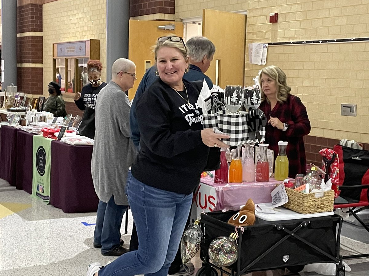 studentofedu's tweet photo. I had a busy weekend supporting my Jay M Robinson Family. Friday, we had our first ever Winter Bazar where we opened our doors to the community to sell their crafts and merchandise. Thank you to our @JMRHSPTSO for hosting this event. #communityengagment #jayrob https://t.co/gH0t8htbbE