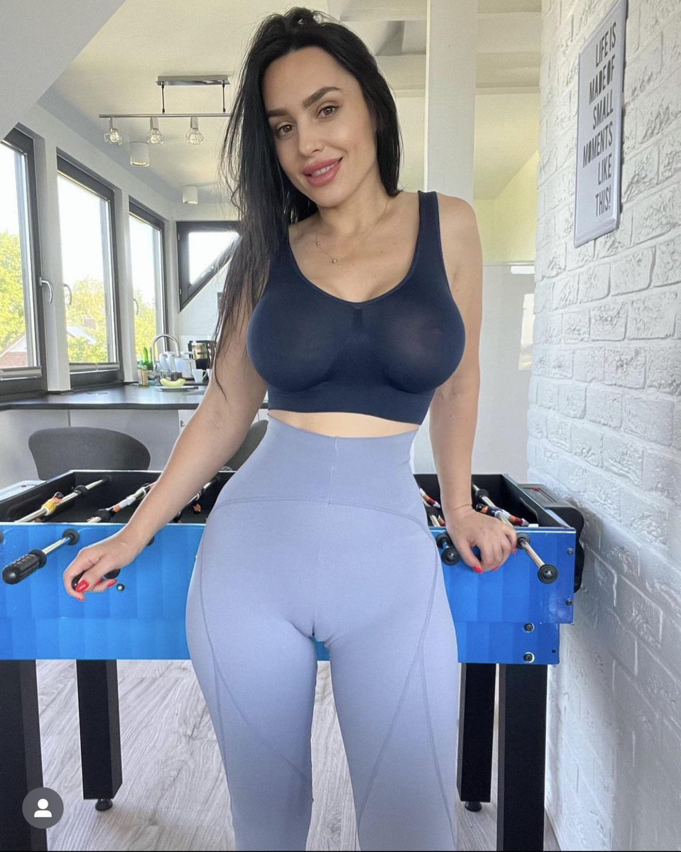 HotWivesClub7's tweet image. Love a good toe!