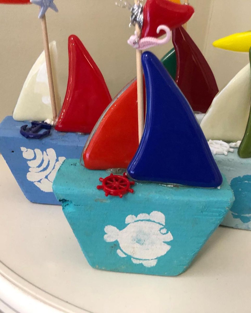 AdventMarket's tweet photo. Tracy from @_makecreate_ is a passionate glass artist whose unique creations are coming to Duxford Advent Market on 10 December. Come along from 4-8pm and pick up one of her creations, influenced by her love of nature, the beach and... CHRISTMAS! 🎄🎅🎁 https://t.co/PNTDZeFpGo