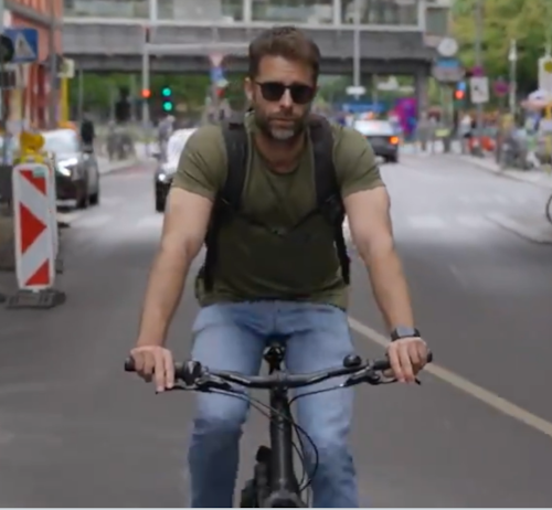 pobier's tweet photo. @kakape @pandemiapodcast Without a bike helmet?? https://t.co/CBeKpAWWRq