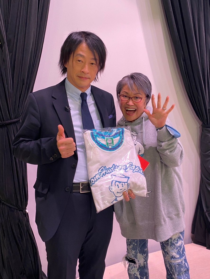 shibuyasailors's tweet image. 今日は【サンジャポ】見ていただきありがとうございました
お迎え黒塗りハイヤー7:45
爆笑問題太田さん『ライターしか買えなかった!』お話されてましたが
オンエアのあと『これ良かったらお土産のSAILORS トレーナー着てください‼️』『わぁ‼️嬉しい😍当時高くて買えなかったから』と私も嬉しかった
