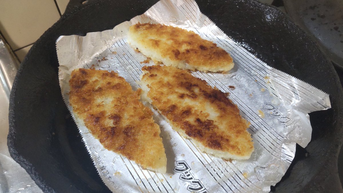 zunnosuke's tweet photo. スキレットにクッキングシートを敷いて冷凍もののフライを揚げてみた
油の量は6~70cc
蓋をしてスキレット内の温度を上げてやるとフライの上の面も解凍されて、2度ひっくり返しただけで上手く出来た
爪楊枝をさして中の温度を確かめたらアツアツで明日の弁当のおかずはこれと残り物で完成！ https://t.co/occzraYcHp
