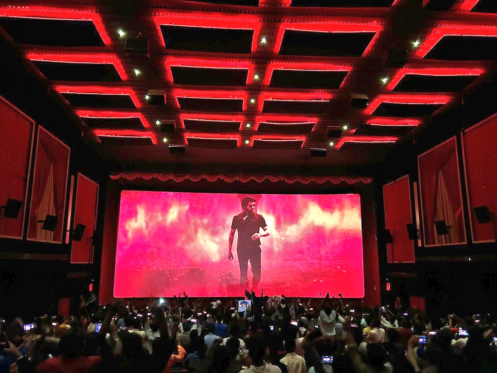 VijayFPOfficial's tweet photo. It's time. It's time to give it back maame 💥 #TheeThalapathy 🔥🔥

#Varisu @actorvijay @MusicThaman @Lyricist_Vivek @SVC_official https://t.co/jkEDBW6ZO2