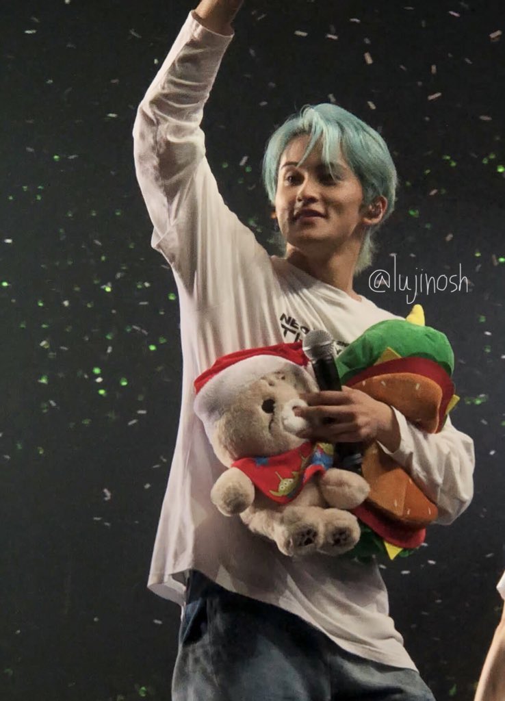 เอ็นดูคุณมาร์คลีเขากอดตุ๊กตาชีตาร์ลีอะ แง น่ารักทั้งคนทั้งตุ๊กตาเลยค้าบบๆๆๆๆ