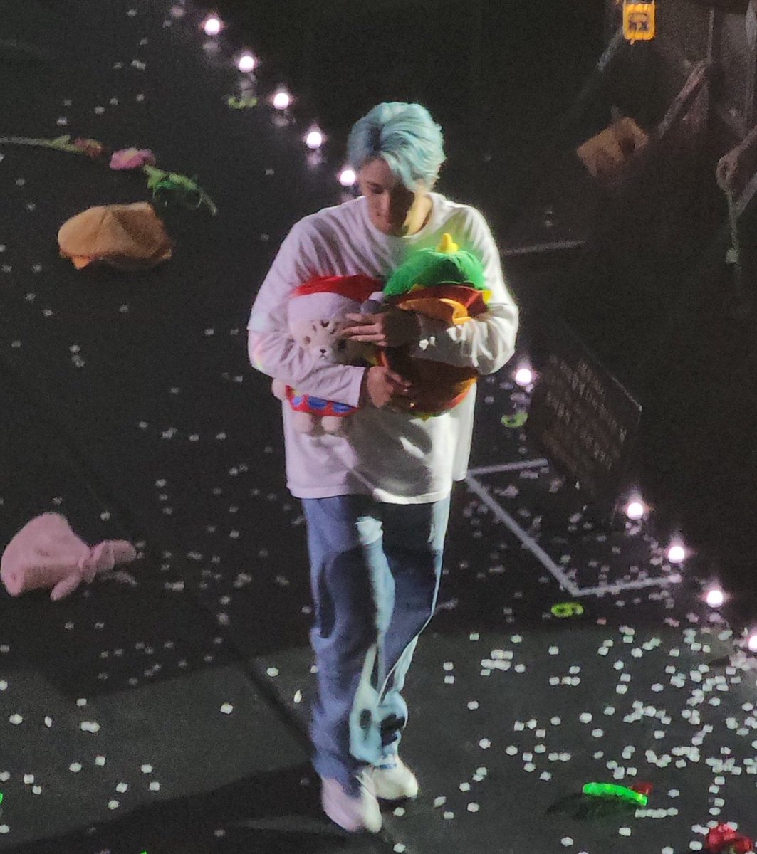 Ieemarkees's tweet photo. mark hugging a cheetah lee doll :( https://t.co/IgOgF4NKNe