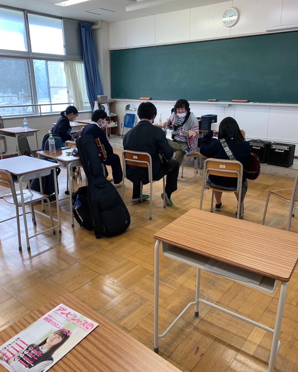 Toshio_uchida's tweet photo. 俺のギターのコードフォームって周りではあんま見ない押さえ方で、昔々照和ってライブハウスに遊びに来てたアメリカ人から教わったんよね!教則本でも見たことなくてw今日は思い切って高校生達に教えてみた!他と違っていいんだよ、音楽は自由だ!
#konb
#内田敏夫 https://t.co/NCQFgoo8U1