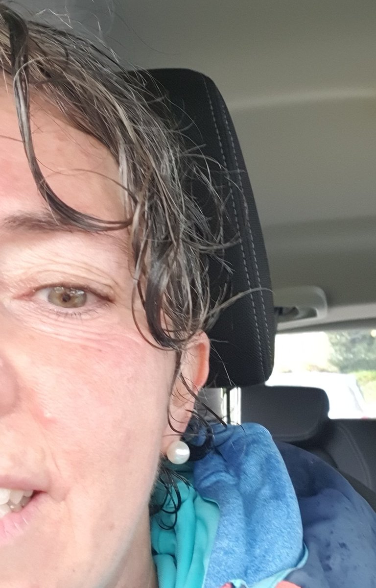 chiarabonomi's tweet photo. Follia senile? Ostinazione maniacale? Ossessione malata? Non so perché, ma con la pioggia imbarazzante di sta mattina sono andata ad allenarmi con gli amici pazzi della domenica: 4 signore 1 coach e 1 giovanotto. 50 minuti sotto la doccia di cui 10 a 5:46. #soncontenta https://t.co/8bEIh15aut