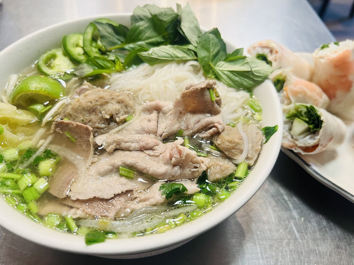 フォーと生春巻き！ベトナム🇻🇳料理😋 フォーは米麺、牛肉スライス、牛ミートボール、ハーブ、青唐辛子、ライム！さっぱりした中にほのかなピリ辛さとライムの香りと酸っぱさが絡まって独特の風味。 生春巻きは米麺、きゅうり、しそ、煮海老を米シートでラップ！あっさり健