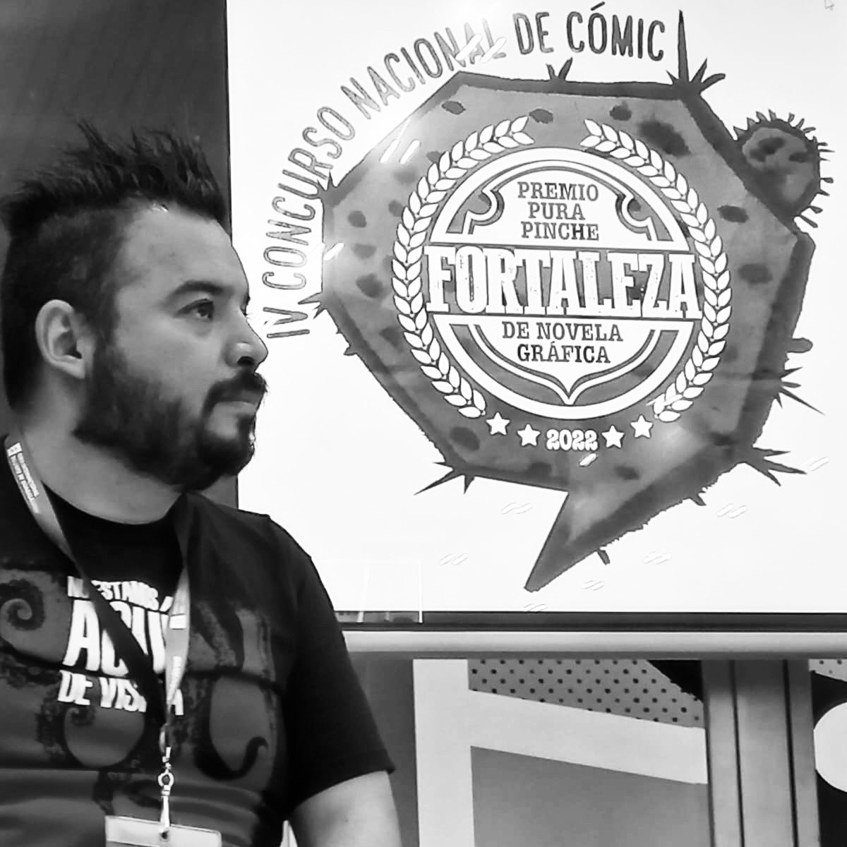 hgsantarriaga's tweet photo. Ayer en la ceremonia de premiación del concurso de novela gráfica de @fortalezacomics con @albaglezart y @HerettoDos https://t.co/5P9WLYWQdk