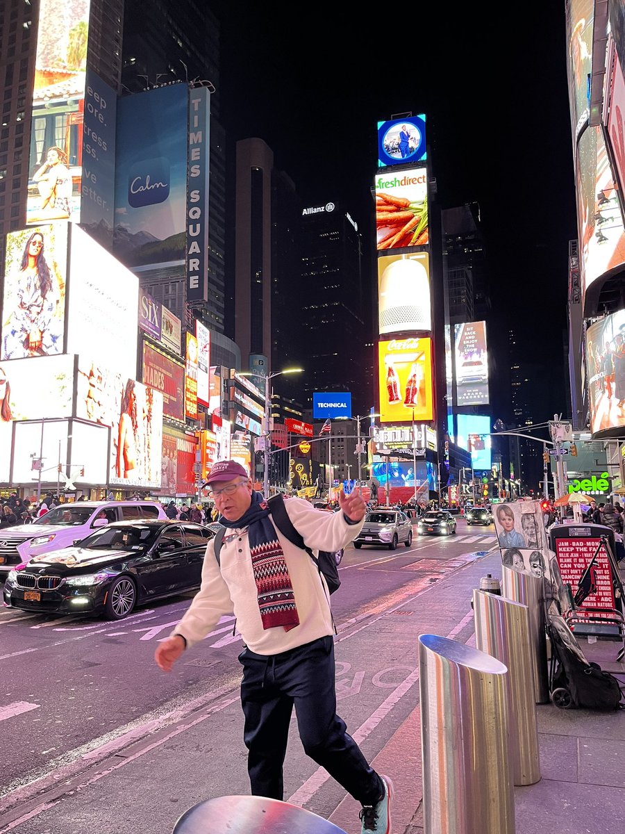 HaroldReaves's tweet photo. Wrapping our weekend trip to New York to see the Christmas Lights and shop. https://t.co/yvkqjmR2bY