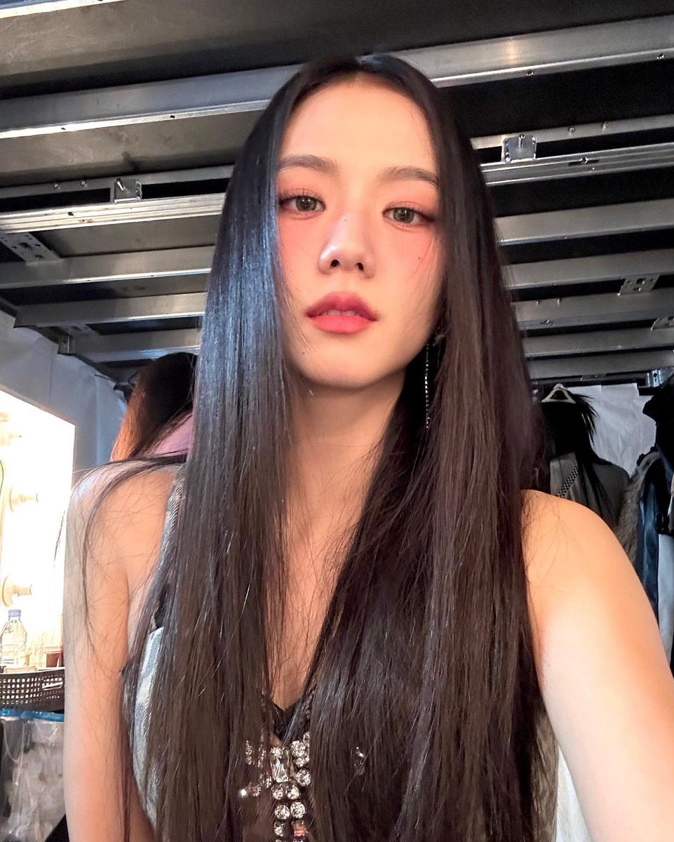 jisoosjpg's tweet photo. kim jisoo https://t.co/NTShIx2LXB