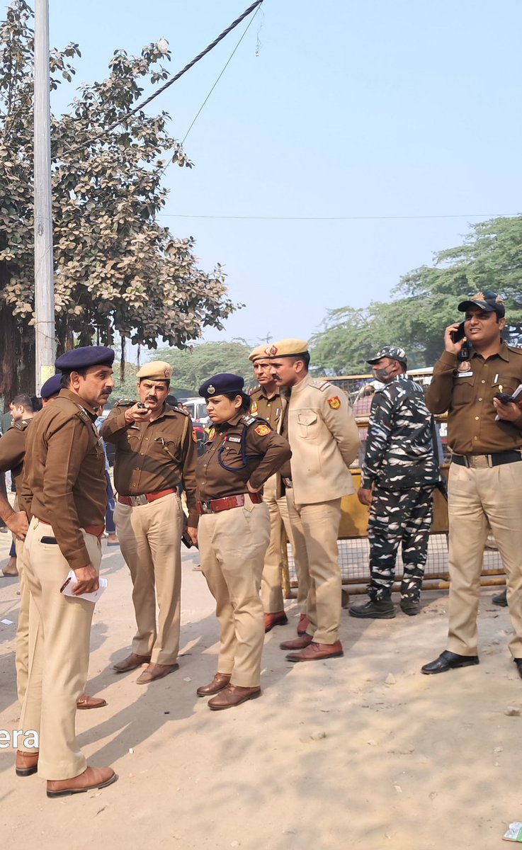Khalidwasim1's tweet photo. कानून व्यवस्था के साथ साथ, मानवता का कर्तव्य निभाती दिल्ली पुलिस, ताकि बुजुर्ग और दिव्यांगजन अपने मताधिकार का प्रयोग कर सकें...
@CPDelhi #DilKiPolice #dcp_northwest #dcpsoutheastdelhi #dcp #DelhiPolice https://t.co/UPtdjeNWVG