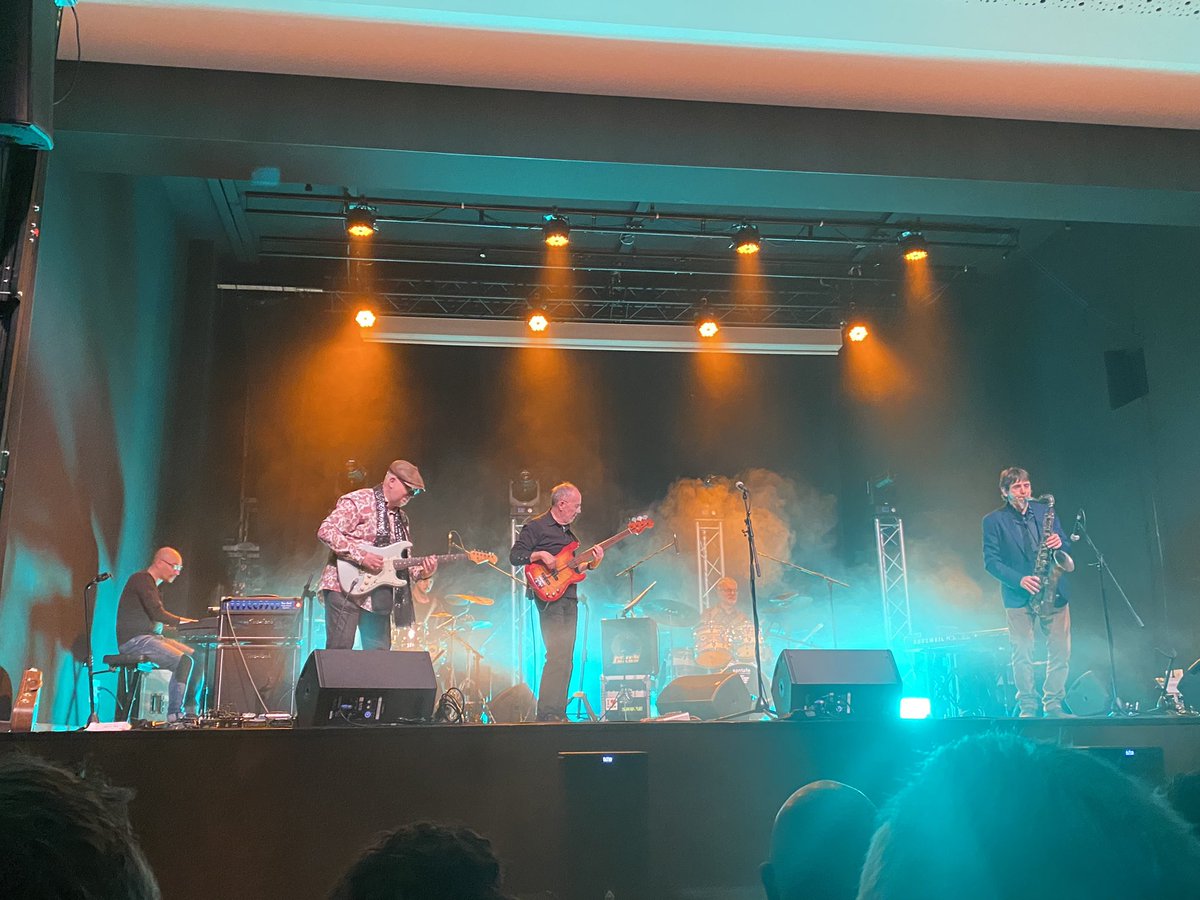 DrBeat_'s tweet photo. Nit de gran qualitat musical a la #LaVioleta, estreno equipament cultural Top d’#Altafulla amb un concert de ‘Blues’ en majúscules. #Agustimasexplosion + #Kitflus + #silverbluesers. https://t.co/rFdwKpqKeF