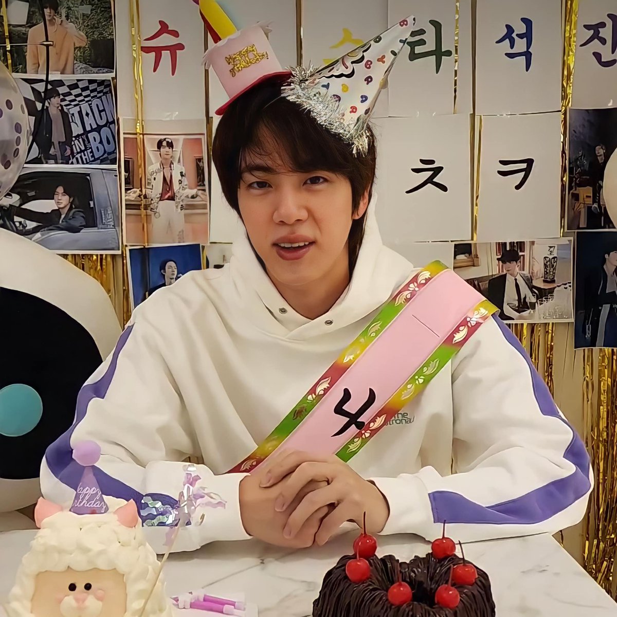 emjeee_14's tweet photo. Happy birthday to our one and only worldwide handsome!!!!
Borahae!💜💜💜
#WorldwideHandsomeDay https://t.co/wC0izryKsB