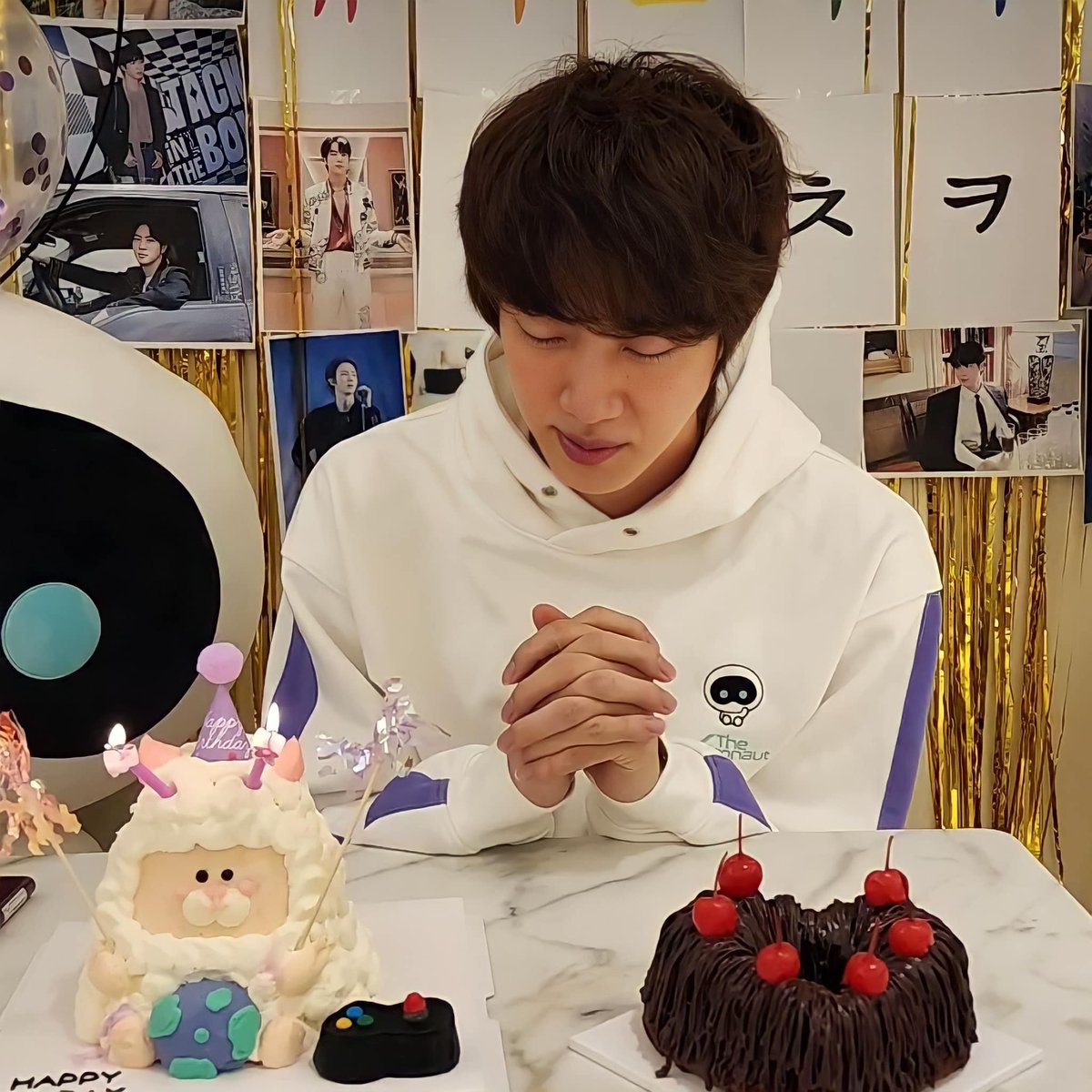 emjeee_14's tweet photo. Happy birthday to our one and only worldwide handsome!!!!
Borahae!💜💜💜
#WorldwideHandsomeDay https://t.co/wC0izryKsB