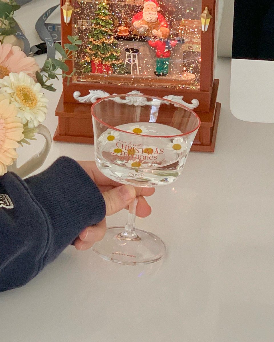 olivet_official's tweet photo. happy christmas 🎄 
#rt • follower 추첨 한 분께 크리스마스 와인잔 세트 패키지를 보내드려요!

크리스마스 와인잔은 15일 오후 8시에 올리베 자사몰에서 판매되며, 11일 / 18일 쇼룸에서도 한정 수량 구매 가능합니다 💗 
12월도 모두 행복하시길 바라요 감사합니다!
https://t.co/UYXtNtYYT2 https://t.co/g4SWEVMDg2